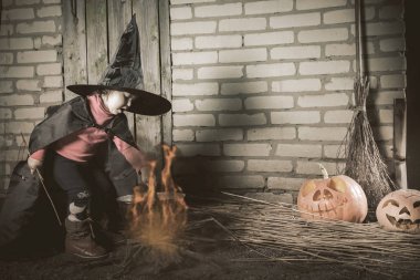 Küçük cadı Cadılar Bayramı gecesi sihirli bir iksir yapma. Korku.