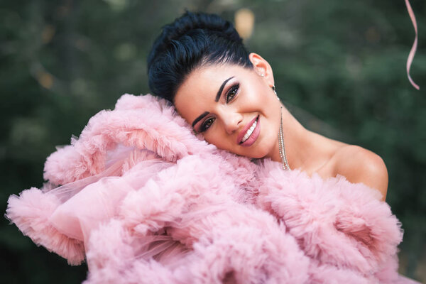 С Днем святого Валентина, портрет модной сексуальной женщины в розовом потрясающем платье
