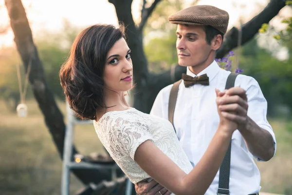 Pareja joven tiene matrimonio en estilo rústico en huerto de manzana —  Fotos de Stock