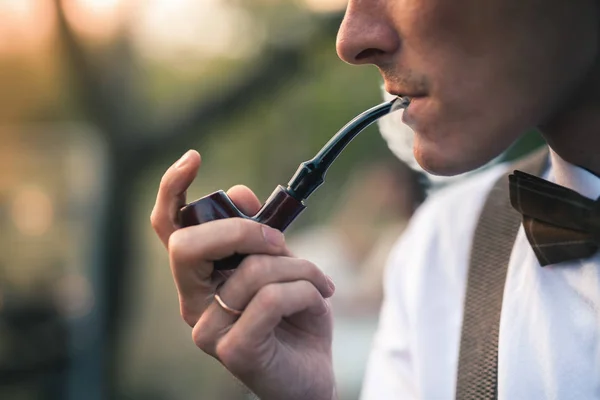 Bonito homem de amanhã fuma cachimbo de fumar — Fotografia de Stock