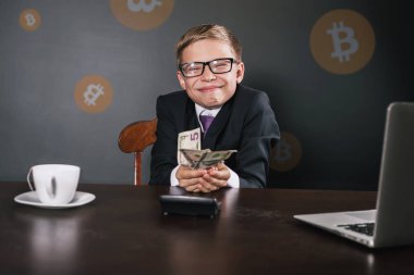 Başarılı bir şekilde çocuk bitcoin cryptocurrency ile para kazanma.
