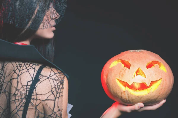 Ingången är begränsad till nattklubb, klädkod. Halloweenfest 2018 — Stockfoto