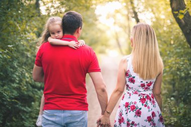 Annem ve babam elele tutuşun. Mutlu başarılı aile