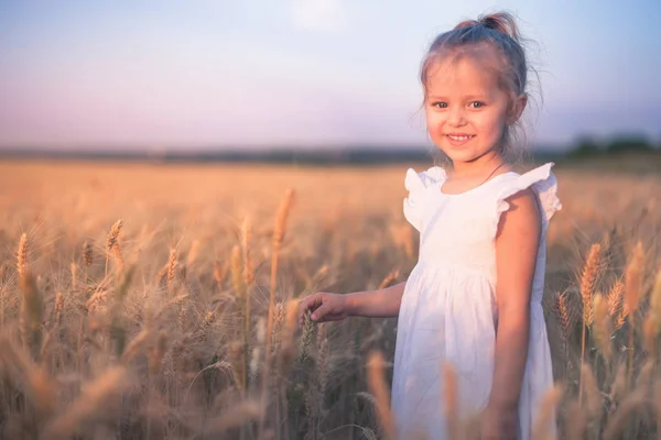 Happy Little Girl odkryty w polu pszenicy. Koniec lata — Zdjęcie stockowe