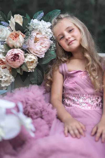 Aranyos kislány tart Macaron francia, Holiday vagy születésnapi party — Stock Fotó
