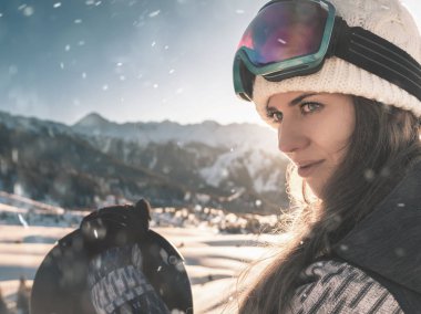 Kış sporları için macera. Alpler snowboard kıza