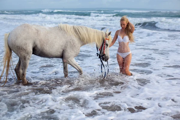 Sexy junge Frau zu Fuß mit Pferd am Strand, zu Pferd — Stockfoto