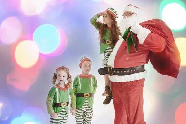 Papai Noel e crianças vestidos com trajes elfos. Pólo Norte . — Fotografia de Stock