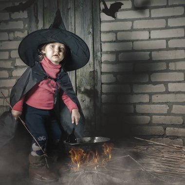 Küçük cadı Cadılar Bayramı gecesi sihirli bir iksir yapma. Korku.