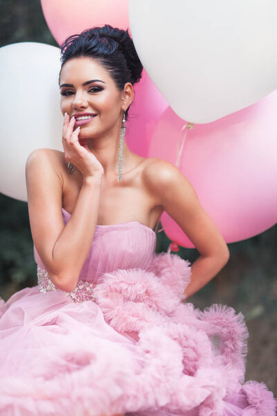 С Днем святого Валентина, портрет модной сексуальной женщины в розовом потрясающем платье
