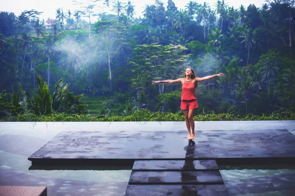 Šťastná žena v rýžové terasy v hotelu. Bali, Ubud. — Stock fotografie