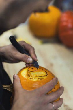 Adam süslemeleri Cadılar Bayramı tatil balkabağına açmaktadır