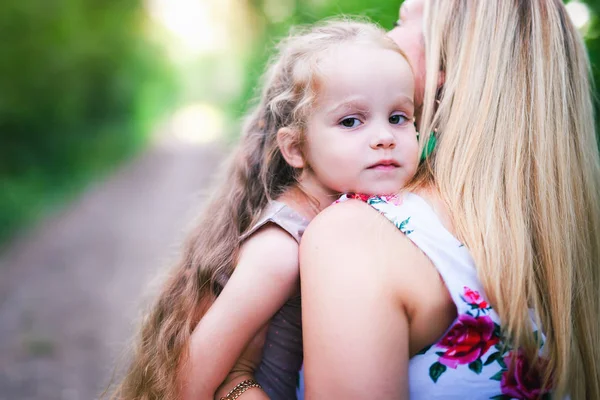 Hermosa joven y su encantadora hijita se abrazan —  Fotos de Stock