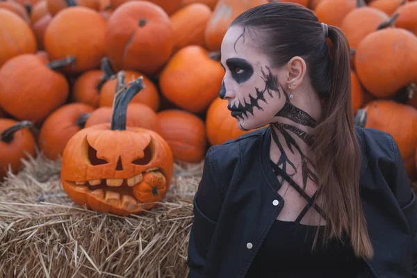 A entrada é limitada a boate, código de vestimenta. Festa de Halloween — Fotografia de Stock