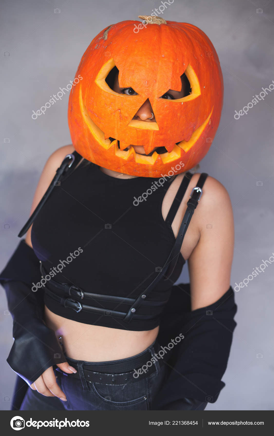 Kvinde med udskåret græskar på hovedet Halloween — © Petunyia