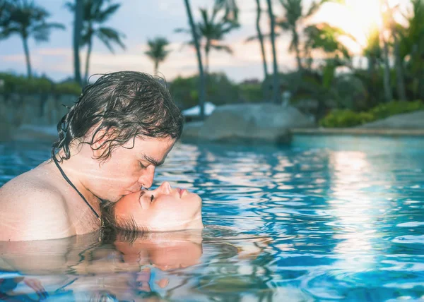 Szczęśliwa para, zbliżenie ciało przy basenie — Zdjęcie stockowe