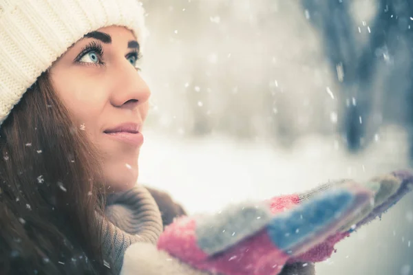 Happy woman at cold snowy winter at New York Park — Stock Photo, Image