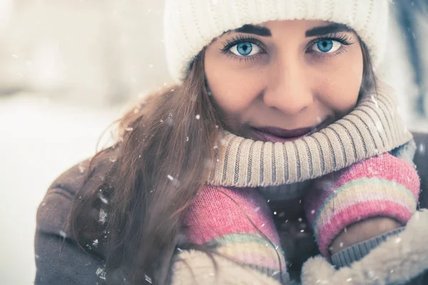 Beautiful woman at cold snowy winter walking at New York — Stock Photo, Image