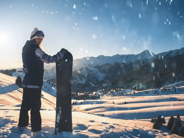 Kış sporları için macera. Arka plan yüksek Dağı'nda snowboard kız — Stok fotoğraf