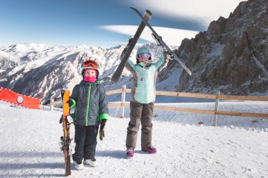 Kayak Okulu dağlar, çocuklar. Yokuş aşağı kayak çocuk öğrenmek.