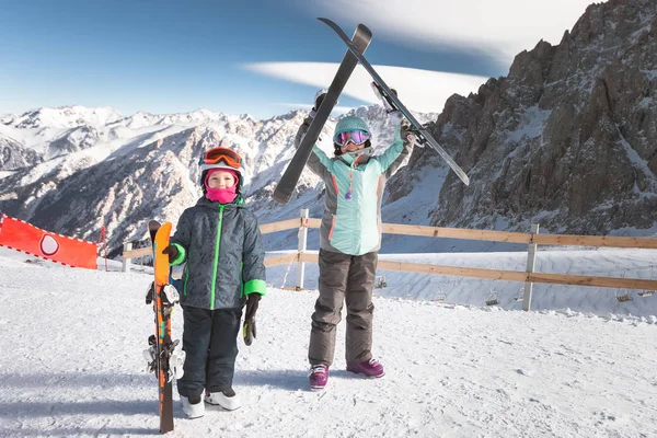 Niños en la escuela de esquí en las montañas. Los niños aprenden esquí alpino . —  Fotos de Stock