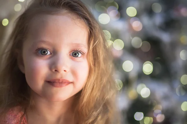 Bambina a Natale con albero di Natale sullo sfondo — Foto Stock