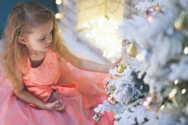 Ragazzina decorazione albero di Natale. E vacanza di anno nuovo — Foto Stock