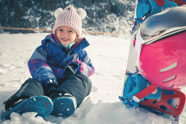 Votre enfant heureux a des leçons de ski ou de snowboard à l'école alpine . — Photo