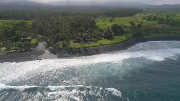 Беспилотник с видом на Бали, индонезийский остров, роскошная вилла и пляж — стоковое видео