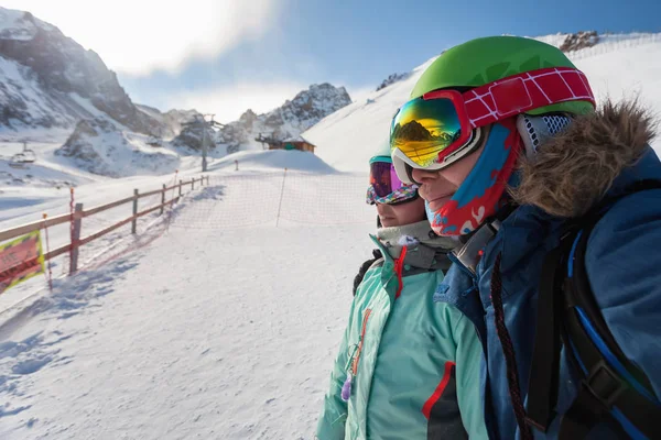 Portret van kind en moeder skiën in de bergen. — Stockfoto