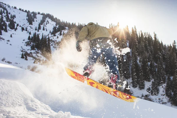 Snowboarder haciendo su truco uno ochenta, competición de snowboard — Foto de Stock