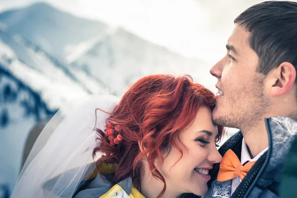 Свадебные Сноубордисты Поженились Горах Муж Пиджаке Рубашке Бабочке Брюках Невеста — стоковое фото