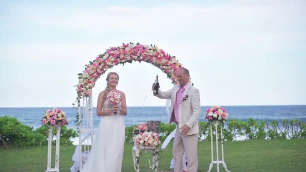 Hochzeitspaar hat gerade geheiratet, wunderschönes blaues Meer, weißer Strand, Hawaii. — Stockvideo