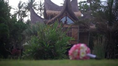 Düğün buketi ve arka plan villasında