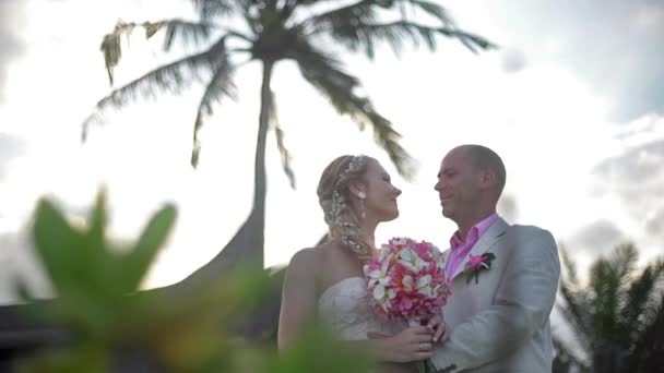 La pareja de casados acaba de casarse en Hawaii. Boda ceremonia villa de lujo — Vídeo de stock