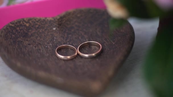 Dois anéis de noivado de ouro na caixa de arte de madeira — Vídeo de Stock