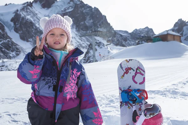 Seu filho feliz tem aula de esqui ou snowboard na escola alpina . — Fotografia de Stock