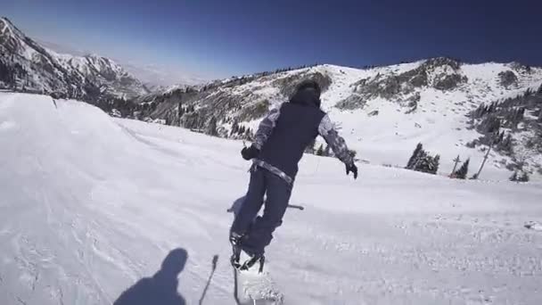 Tiener snowboarder vrouw springt op kicker — Stockvideo