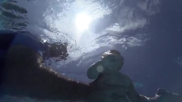 Feliz niño sonriente es bucear bajo el agua con el padre — Vídeo de stock