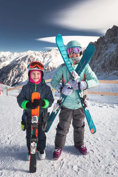 Дитячий гірськолижний урок у гірськолижній школі. Маленький лижник позує — стокове фото