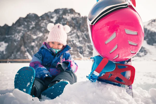 Ваша щаслива дитина має урок катання на лижах або сноуборді в гірській школі . — стокове фото