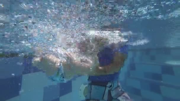 Feliz niño sonriente es bucear bajo el agua con el padre — Vídeo de stock