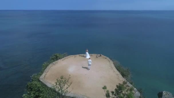 Vista aérea desde el dron de la pareja de boda en el acantilado — Vídeos de Stock