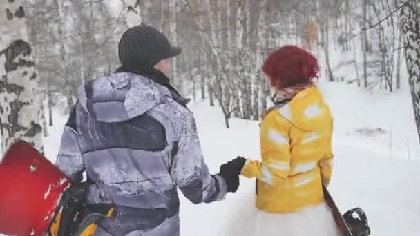 Bröllop snowboardåkare par bara gift vid lyckliga Womens dag — Stockvideo