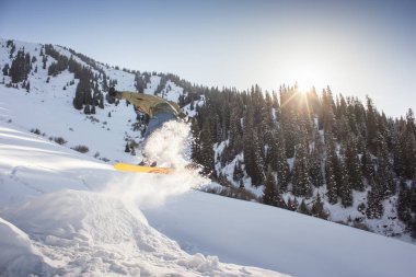 Onun hile yaparak snowboard seksen rekabet snowboard