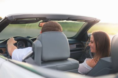 Genç çift beyaz cabriolet sürüş bir tatil var