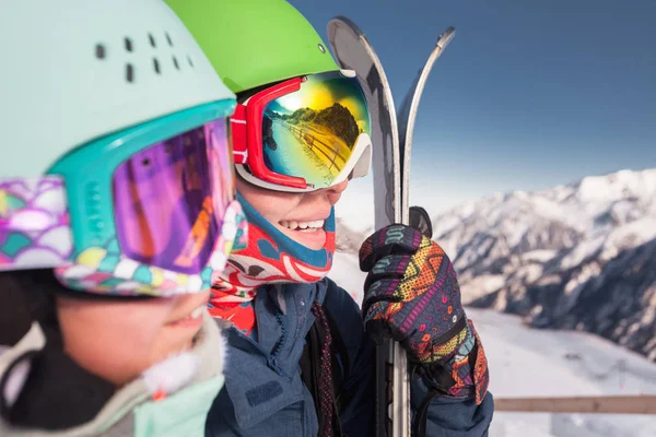 Retrato de criança e mãe esquiando nas montanhas . — Fotografia de Stock