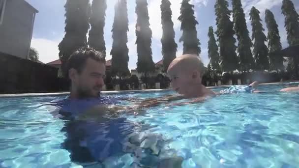 Felice sorridente bambino sta tuffandosi sott'acqua con il padre — Video Stock