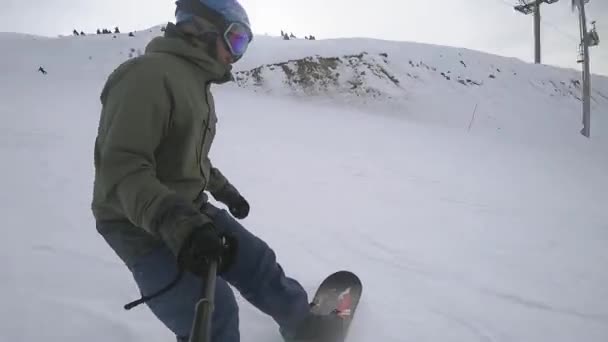 Full Hd záběry z extrémní snowboardista na koni lyžařském středisku — Stock video