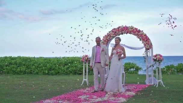 Hochzeitspaar hat gerade auf Hawaii geheiratet. Luxusvilla für Hochzeitsfeier — Stockvideo